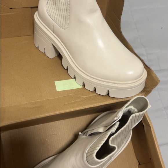 Amazon Essentials Cream Ankle Booties - Picture 1 of 3